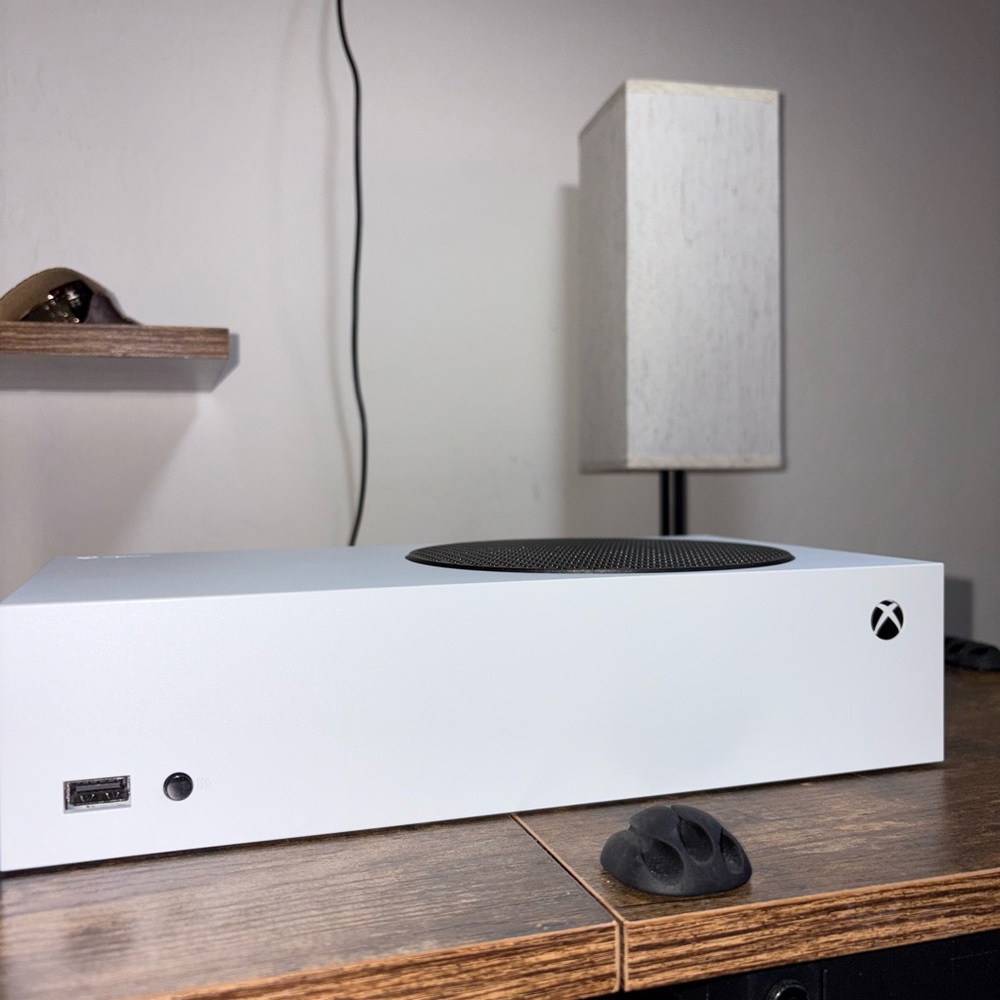 Xbox Series S Digital Edition (Used with cords) - Picture 4 of 14
